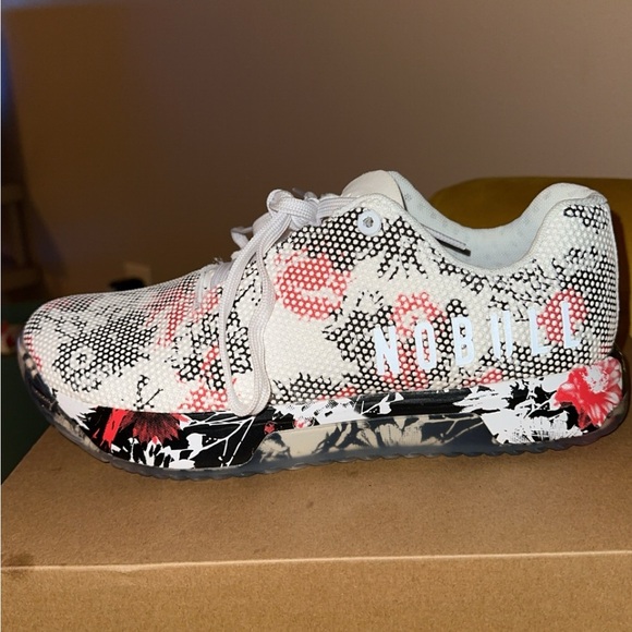 New 9.5 W  NOBULL SF TRAINERS LOW. - Picture 4 of 6